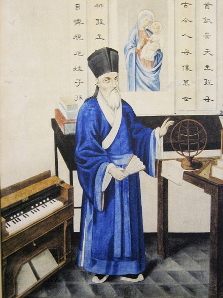 Ricci v tradiční čínské róbě, vlné dílo, cs.wikipedia.org